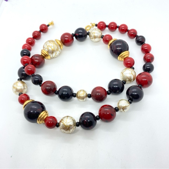 AVON Vintage Black & Red Beads Faux Pearls Gold Tone Necklace Circa 1990s - Picture 7 of 8